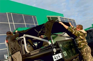 Land Rover Defender 90 SVX проти Jeep Wrangler Rubicon