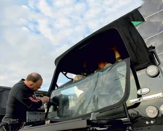 Land Rover Defender 90 SVX проти Jeep Wrangler Rubicon