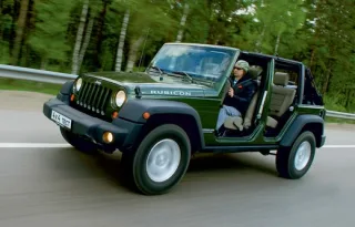 Land Rover Defender 90 SVX проти Jeep Wrangler Rubicon