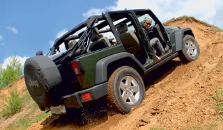 Land Rover Defender 90 SVX проти Jeep Wrangler Rubicon