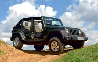 Land Rover Defender 90 SVX проти Jeep Wrangler Rubicon