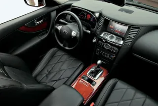 400 'horses' Infiniti FX50 in Moscow traffic jams