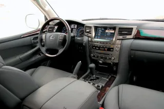 Потужний Volvo XC90 проти сильного Lexus LX570