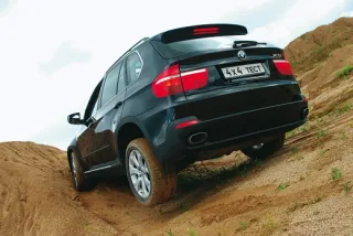 BMW X5 desperately fights against Porsche Cayenne GTS