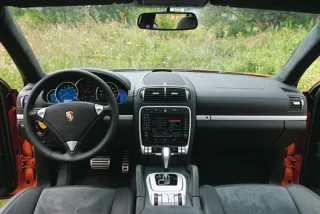 BMW X5 desperately fights against Porsche Cayenne GTS