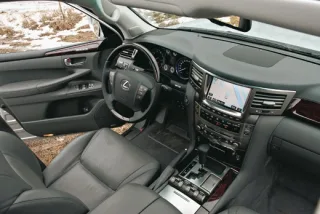 Lexus LX 570 понравился нам меньше, чем Toyota LC 200