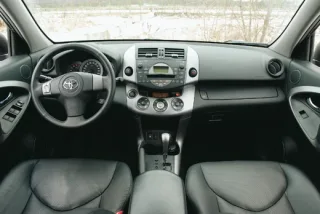 Парный тест Toyota RAV4 и Jeep Liberty