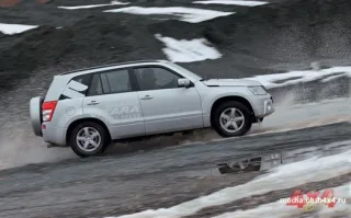 Suzuki Grand Vitara 2.4 едет не слишком весело