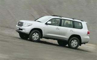 Chevy Tahoe and Toyota Land Cruiser LC 200, this is a duel of two worlds
