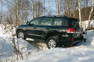Чим відрізняється дизельний Land Cruiser 200 від бензинового
