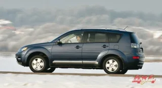 Mitsubishi Outlander XL with a 2.4 L engine.