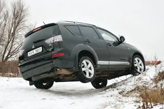 Mazda CX-7 расправилась с Мitsubishi Outlander XL