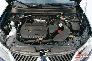 Mitsubishi Outlander XL with a 2.4 L engine.