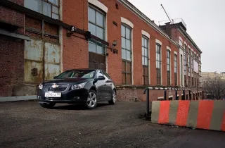 Kia Cerato і Chevrolet Cruze.