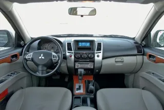 Jeep Cherokee або Mitsubishi Pajero Sport