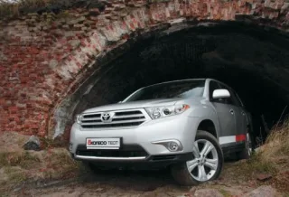 Toyota Highlander. Мегакроссовер