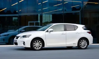Lexus CT 200h.