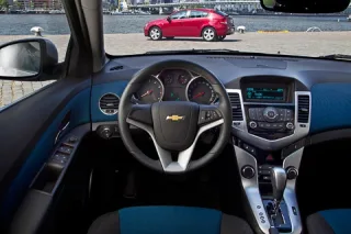 Кістяк. Знайомимося з хетчбеками Chevrolet Aveo та Chevrolet Cruze