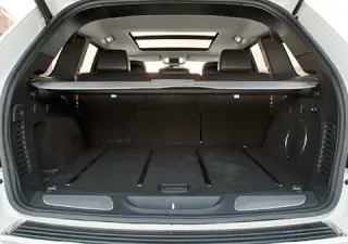 Не особливо небезпечний. Забуваємо старий Jeep Grand Cherokee з новим