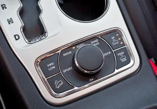 Не особливо небезпечний. Забуваємо старий Jeep Grand Cherokee з новим