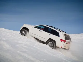 Не особливо небезпечний. Забуваємо старий Jeep Grand Cherokee з новим