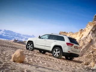 Не особливо небезпечний. Забуваємо старий Jeep Grand Cherokee з новим
