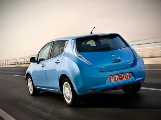 Прошу посадки. Пілотуємо електрокар Nissan Leaf в Лужниках