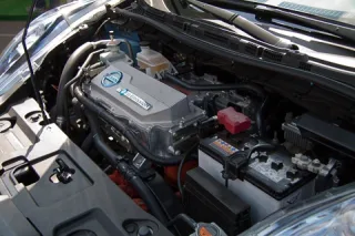 Прошу посадки. Пілотуємо електрокар Nissan Leaf в Лужниках