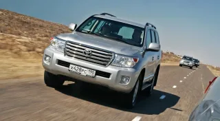 Покрываем пылью обновлённый внедорожник Toyota Land Cruiser 200