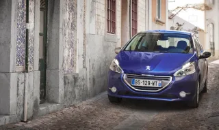 Радуемся вместе с родителями появлению малыша Peugeot 208