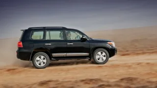 Покрываем пылью обновлённый внедорожник Toyota Land Cruiser 200