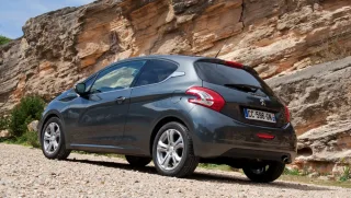 Радуемся вместе с родителями появлению малыша Peugeot 208