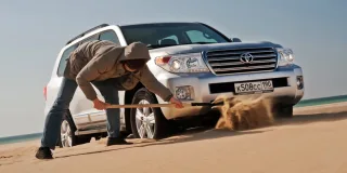 Покрываем пылью обновлённый внедорожник Toyota Land Cruiser 200