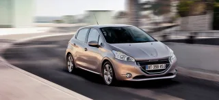 Радуемся вместе с родителями появлению малыша Peugeot 208