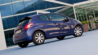 Радуемся вместе с родителями появлению малыша Peugeot 208