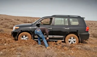 Покрываем пылью обновлённый внедорожник Toyota Land Cruiser 200