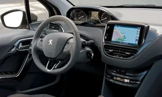 Радуемся вместе с родителями появлению малыша Peugeot 208