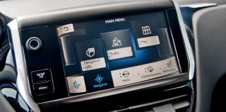Радуемся вместе с родителями появлению малыша Peugeot 208