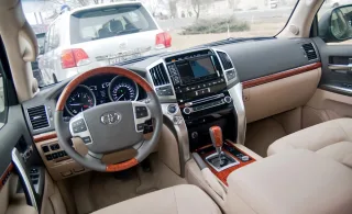 Покрываем пылью обновлённый внедорожник Toyota Land Cruiser 200