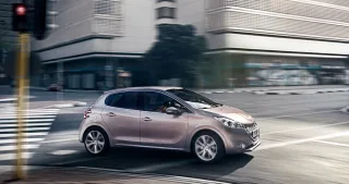 Радуемся вместе с родителями появлению малыша Peugeot 208