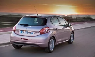 Радуемся вместе с родителями появлению малыша Peugeot 208