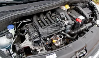 Радуемся вместе с родителями появлению малыша Peugeot 208