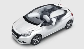 Радуемся вместе с родителями появлению малыша Peugeot 208