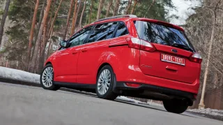 З'ясовуємо, хто ближче до фітнесу, — Ford Grand C-Max або Mazda5