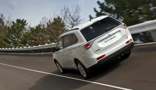Кое-что понимаем в дизайне кроссовера Mitsubishi Outlander