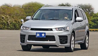 Кое-что понимаем в дизайне кроссовера Mitsubishi Outlander