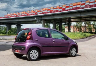 Сверяем хэтчбек Peugeot 107 с полноценным автомобилем