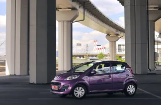 Сверяем хэтчбек Peugeot 107 с полноценным автомобилем