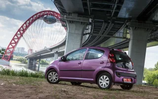 Сверяем хэтчбек Peugeot 107 с полноценным автомобилем