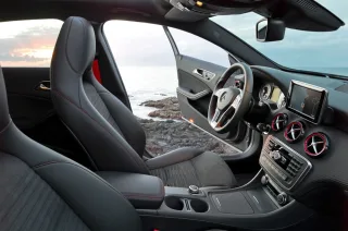 Зазнаємо атаки нового хетча Mercedes A-класу
